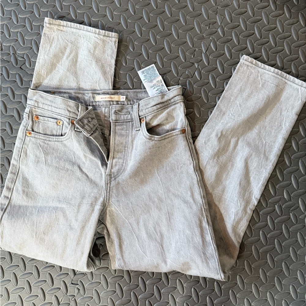 Levi’s gray jeans. Wedgie straight 23
